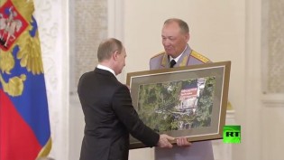 العسكريون الروس الذين قاتلوا في سوريا يقدمون هدية فريدة لـ بوتين!