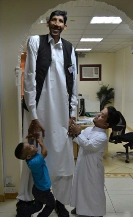 بلندترین و کوتاه ترین مردان دنیا در مکه ! 1
