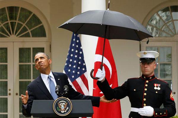 چتر هم برای اوباما دردسر ساز شد! +عکس 