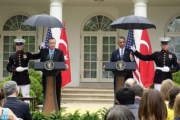 چتر هم برای اوباما دردسر ساز شد! +عکس 1