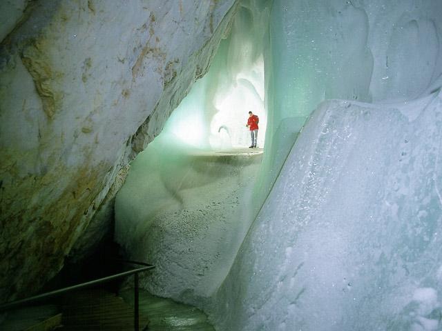 بزرگترین غار یخی جهان + تصاویر
