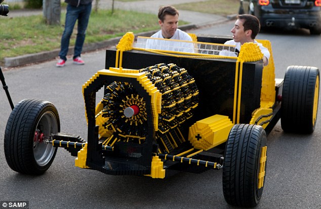 خودروی قابل حرکتی که تماما از جنس لگو ساخته شده است + تصاویر 1