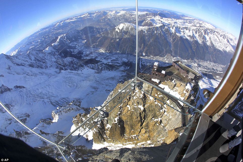 اتاقی شیشه ای بر فراز کوههای آلپ + تصاویر 1