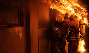 آتش سوزی گسترده در ساختمان 5طبقه مسکونی/ نجات مادر و فرزند از میان شعله‌های آتش