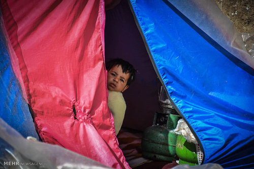 زندگی مادری با 3 فرزند در چادر (عکس)