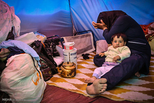 زندگی مادری با 3 فرزند در چادر (عکس)