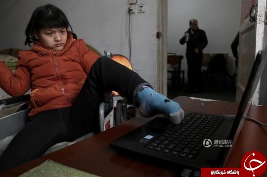 رمان نویسی کودک معلول با یک پا +عکس
