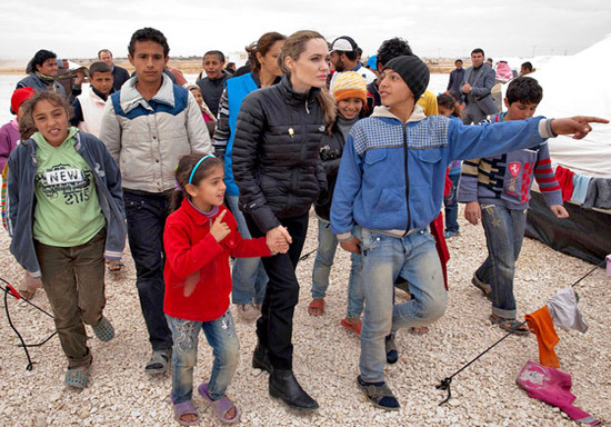 نامه‌ «آنجلینا جولی» به جامعه بین المللی در حمایت از مردم عراق و سوریه +تصاویر