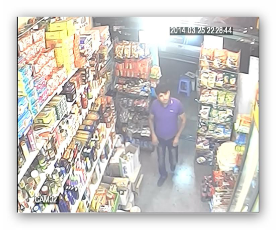 پلیس به دنبال دستگیری دو سارق مسلح/ سرقت از سوپر مارکت با تهدید چاقو و اسلحه + تصاویر
