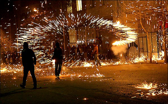 تلنگر؛ چهارشنبه سوری، شبی پُراز نگرانی و دلهره/ خطر مواد محترقه در کمین نوجوانان