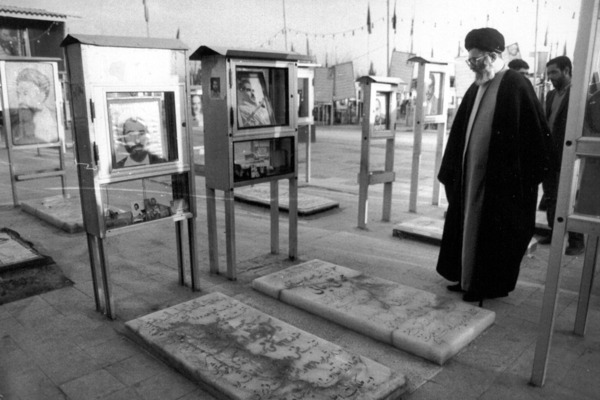حضور آیت‌الله خامنه‌ای بر سر مزار شهیدان رجائی و باهنر در دوران ریاست جمهوری