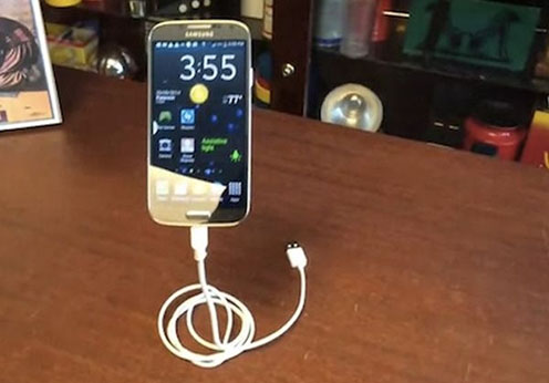 شارژ تلفن همراه به صورت معلق در هوا+تصاویر 