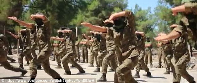 تصاویر : تمرینات نظامی عناصر داعش 1