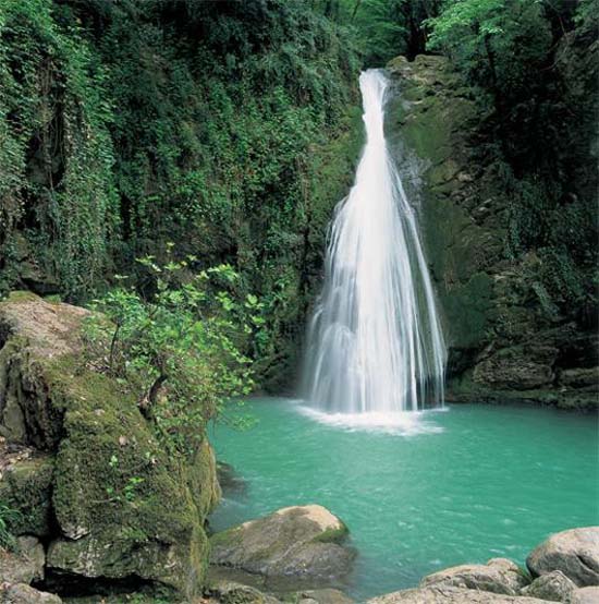 20 دقیقه پیاده‌روی تا یکی از زیباترین و بکرترین آبشارهای استان گلستان + عکس