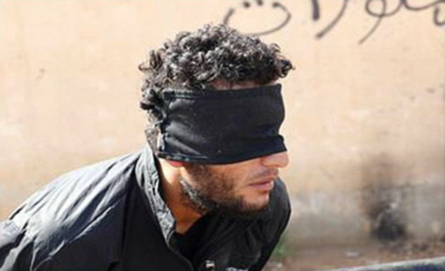 داعش یک مرد سوری را با ساطور گردن زد+ عکس