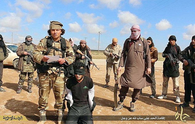 داعش یک مرد سوری را با ساطور گردن زد+ عکس