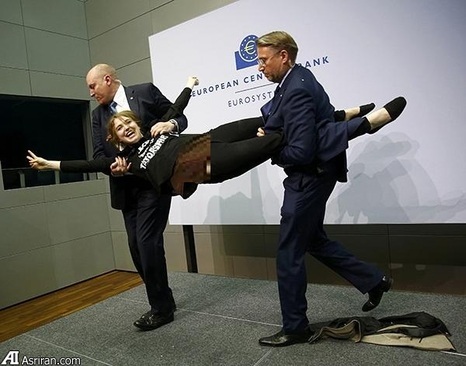 حمله دختر معترض به رئیس بانک مرکزی اروپا (+عکس)
