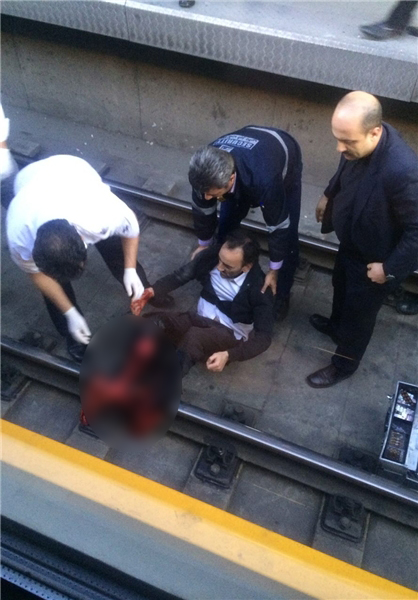 خودکشی مرد ۵۰ ساله در متروی صادقیه+عکس