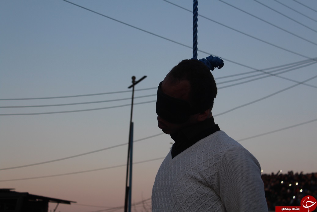 اعدام قاتل بانوی میاندورودی در ملاء عام+تصاویر