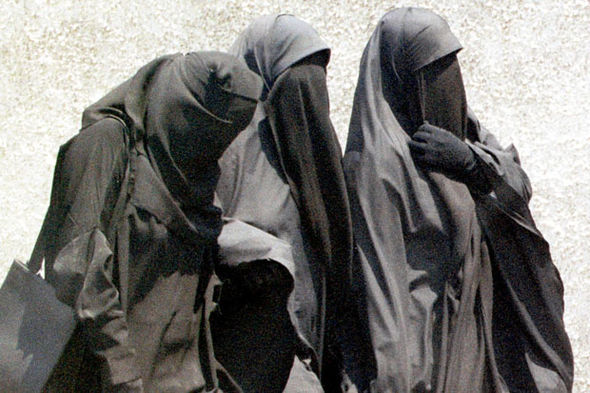 داعش یک دختر را به دلیل رعایت نکردن حجاب اعدام کرد+ تصاویر