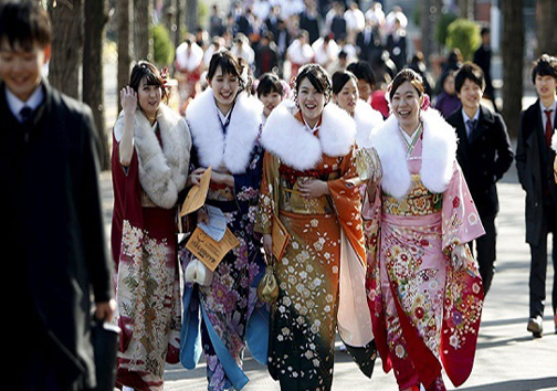 قدم زدن زنان ژاپنی با این لباس جالب (عکس)