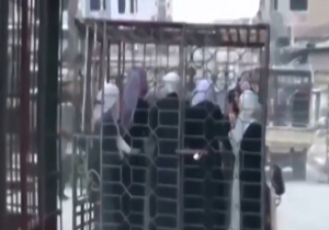 حمل زنان در قفس توسط گروه تروریستی جیش الاسلام + فیلم