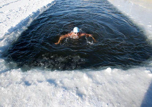 چالش شنا کردن در دمای منفی 40 درجه سانتی‌گراد + تصاویر