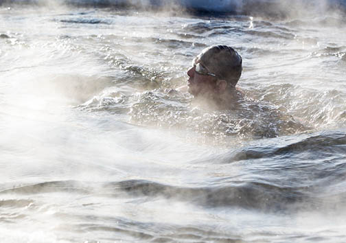 چالش شنا کردن در دمای منفی 40 درجه سانتی‌گراد + تصاویر