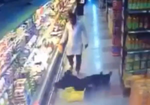 تعرض مرد سعودی به یک زن محجبه در فروشگاه + فیلم 