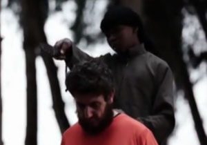 سر بریدن یک مرد به دست جلاد نوجوان داعش + فیلم(18+)