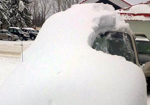 پیرمردی که با خودروی پوشیده از برف رانندگی می‌کرد + تصاویر