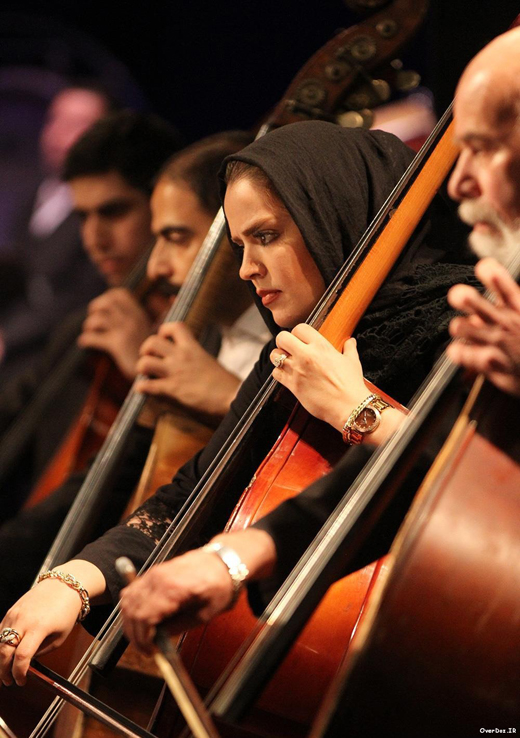 نوازندگی خانم بازیگر همراه با فرهاد فخرالدینی در ارکستر ملی + عکس