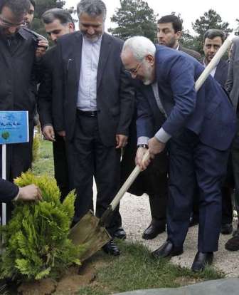 ظریف یک اصله نهال در باغ ملی کانبرا غرس کرد