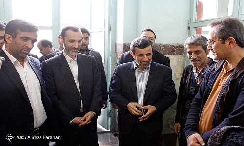 چه کسی احمدی‌نژاد را در حوزه انتخابیه نارمک همراهی کرد؟