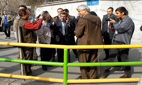 چه کسی احمدی‌نژاد را در حوزه انتخابیه نارمک همراهی کرد؟