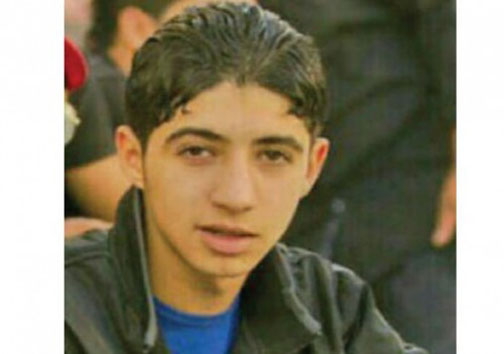 سلفی نیروهای بحرینی با نوجوان 16ساله پس از شکنجه