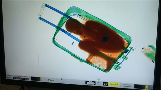قاچاق پسر بچه 8 ساله در چمدان+عکس