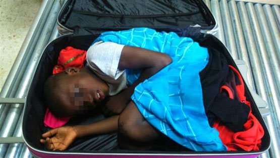 قاچاق پسر بچه 8 ساله در چمدان+عکس