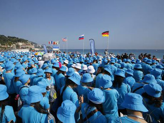 میلیاردر چینی همه ۶۵۰۰ کارمند خود را برای تعطیلات به فرانسه برد+عکس!! 1