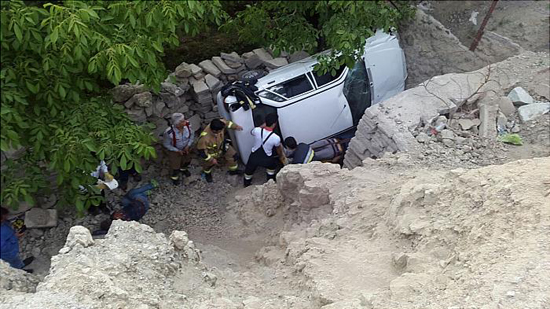سقوط خودروی سواری از ارتفاع در سیمون بولیوار/ 2 سرنشین محبوس شده بودند