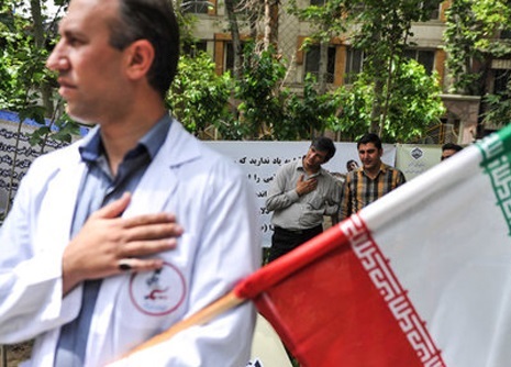 تجمع جامعه پزشکی در اعتراض به جنایات آل‌سعود در یمن