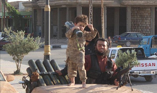 کودکان اسلحه به دست داعشی + عکس