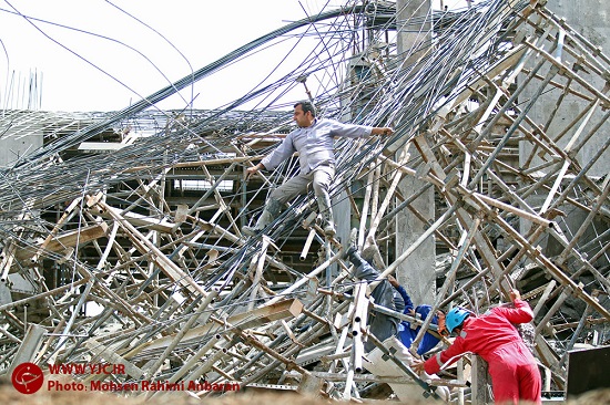 ریزش برج در حال احداث در مشهد/ نجات دو کارگر در میان زمین و آسمان + تصاویر