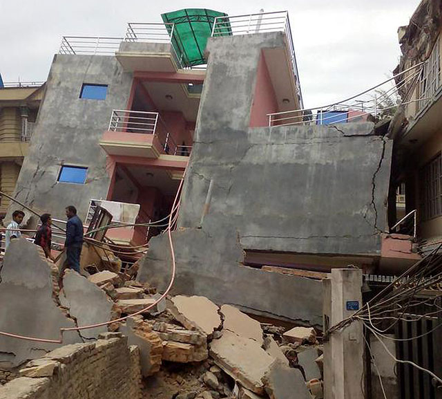 وقوع زمین لرزه بسیار شدید در نپال و هند + عکس