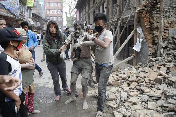 وقوع زمین لرزه بسیار شدید در نپال و هند/ دست کم 150 نفر کشته شدند+ عکس