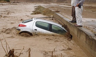 نجات بیش از 70 نفر از میان سیلاب در رودخانه سد کارده - مشهد