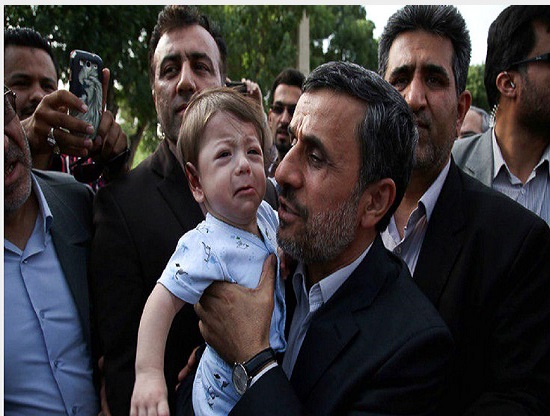 تلاش محمود احمدی‌نژاد برای آرام کردن کودک گریان + عکس