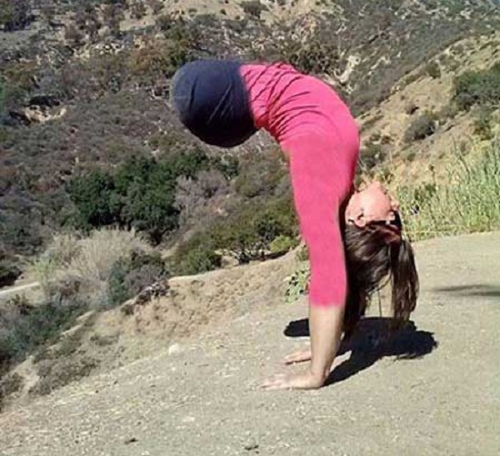 دختر جوانی که بدون پا ژیمناستیک کار میکند! +تصاویر