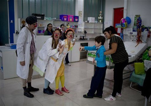 دلقک شدن پزشکان در بیمارستان کودکان (+عکس)