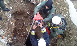 عملیات 125 در اعماق چاه 12 متری/ کارگر جوان به طرز معجزه‌آسایی نجات یافت